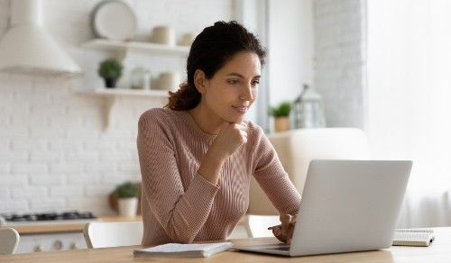 Woman on laptop © fizkes – stock.adobe.com