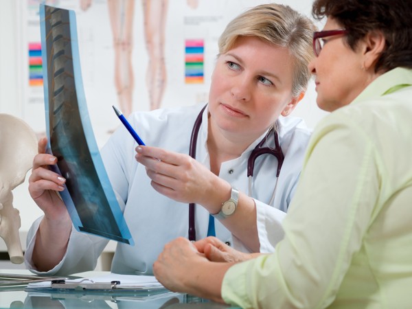 Symbolbild: &Auml;rztin erkl&auml;rt Patientin eine R&ouml;ntgenaufnahme / Bildquelle: Alexander Raths/shutterstock.com