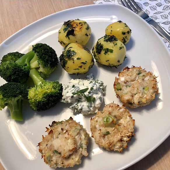 Mehr Informationen zum Thema: Fisch&shy;laibchen mit Petersil&shy;kartoffeln und Brokkoli